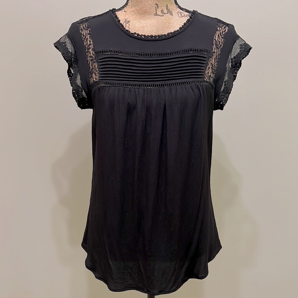 Daniel Rainn brand. Becru Lace Detail. Black top. Size Medium